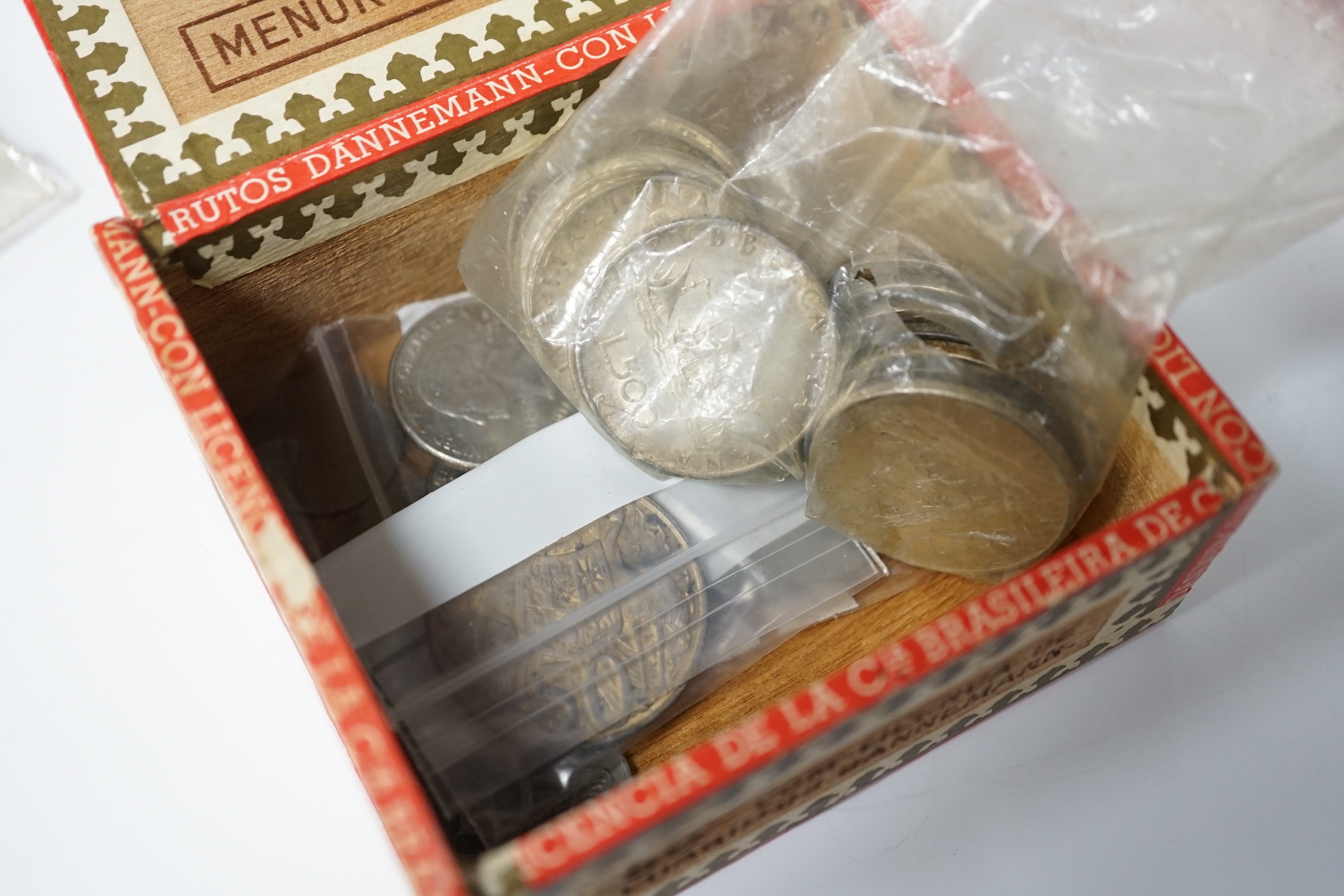 Roman and modern European coinage to include a Lucius Cornelius Sulla denarius, various Roman AE coins, Republic of France, 50 francs 1977 other postwar coinage and some replica coins